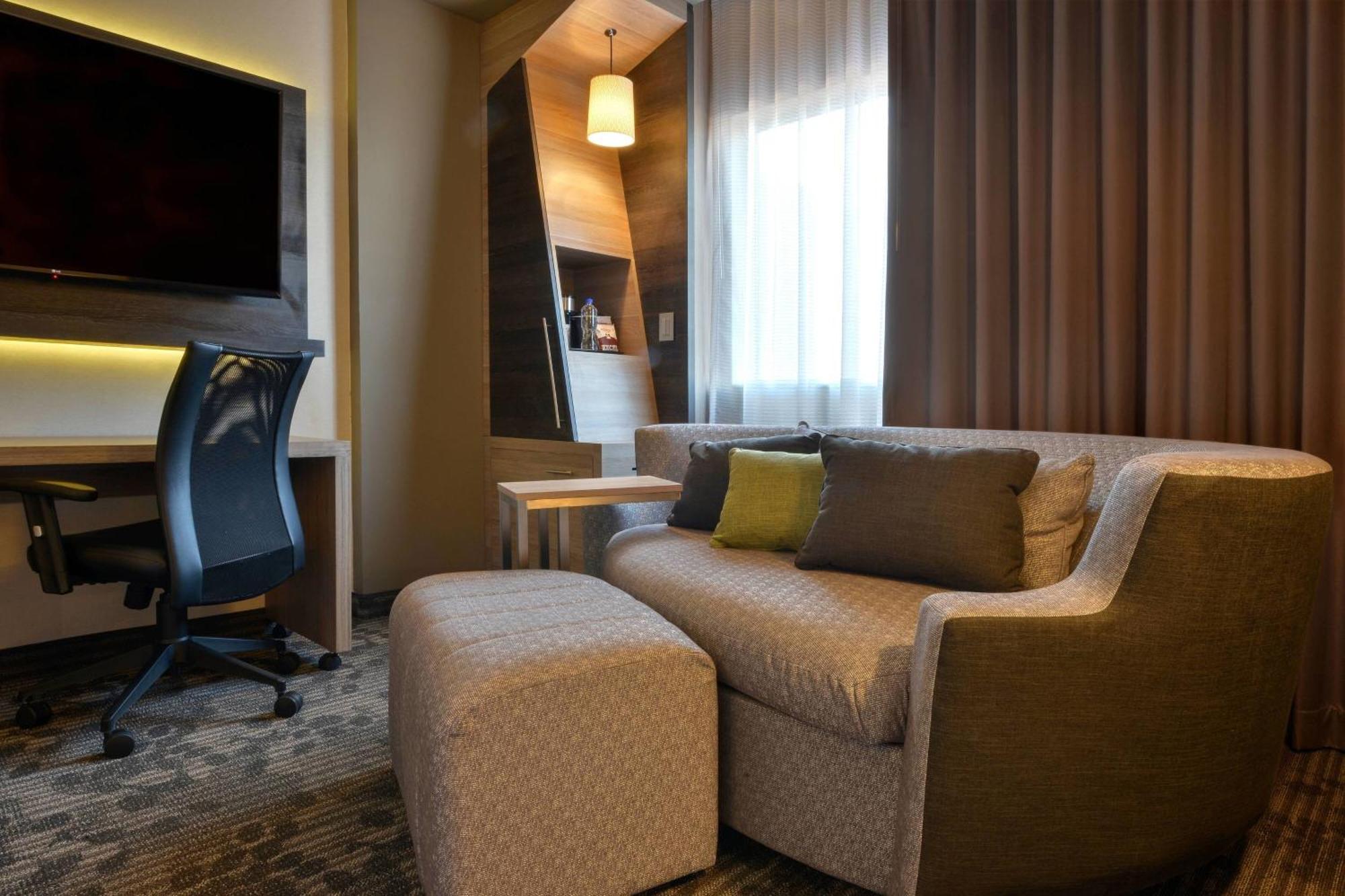 Courtyard By Marriott San Luis Potosi, Los Lagos Exterior photo